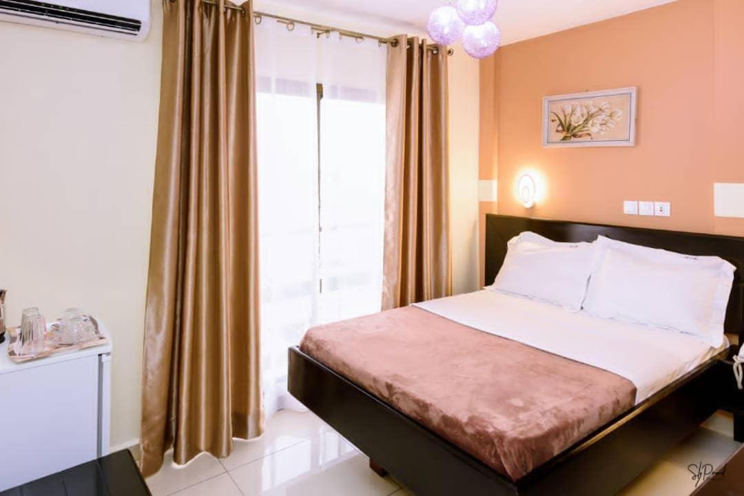 Serena Hotel Douala Esterno foto