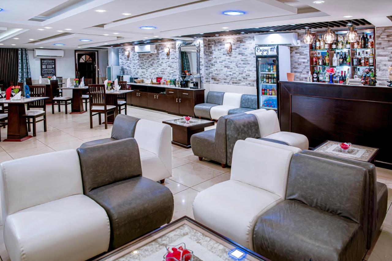 Serena Hotel Douala Esterno foto
